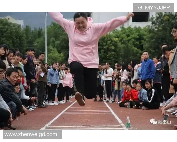 光头足球球星赛场风采与激情拼搏瞬间全景记录 光头足球球星赛场风采与激情拼搏瞬间全景记录