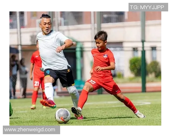 路人偶遇足球球星该如何应对：合理互动与尊重隐私的技巧分享